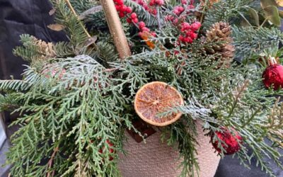 Novogodišnji aranžman u juta korpi